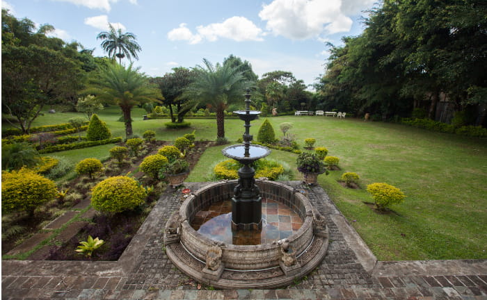 Garden water feature and decorative paving built by NV Spaces
